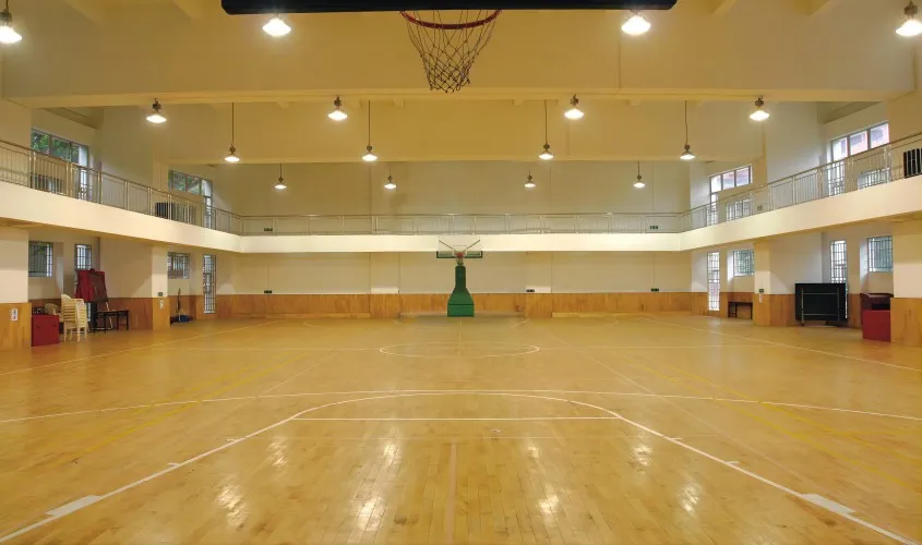 Overdekt basketbalveld